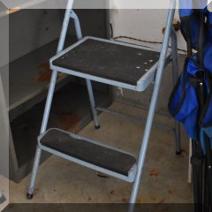T02. Folding metal step stool. 